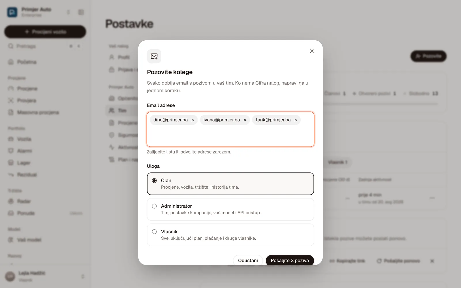 Dijalog Pozovite kolege s tri email adrese kao oznake i izabranom ulogom Član